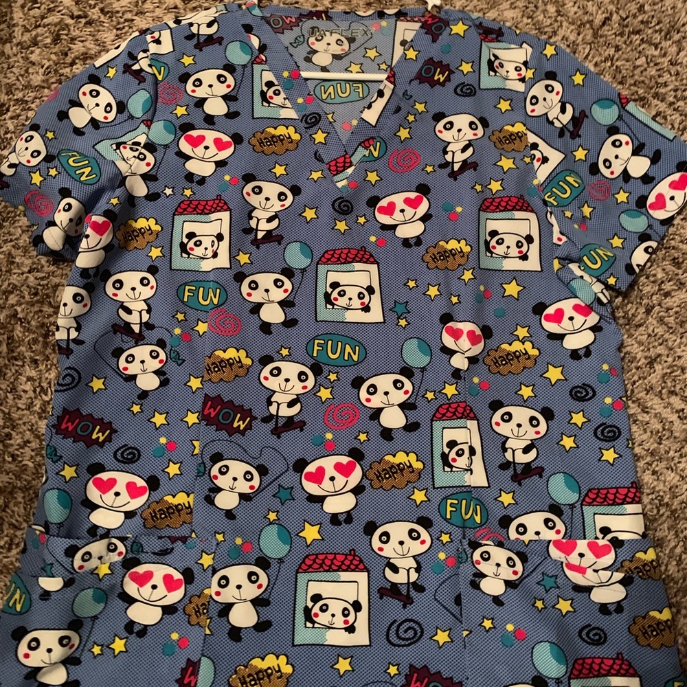 UA Flex scrub top